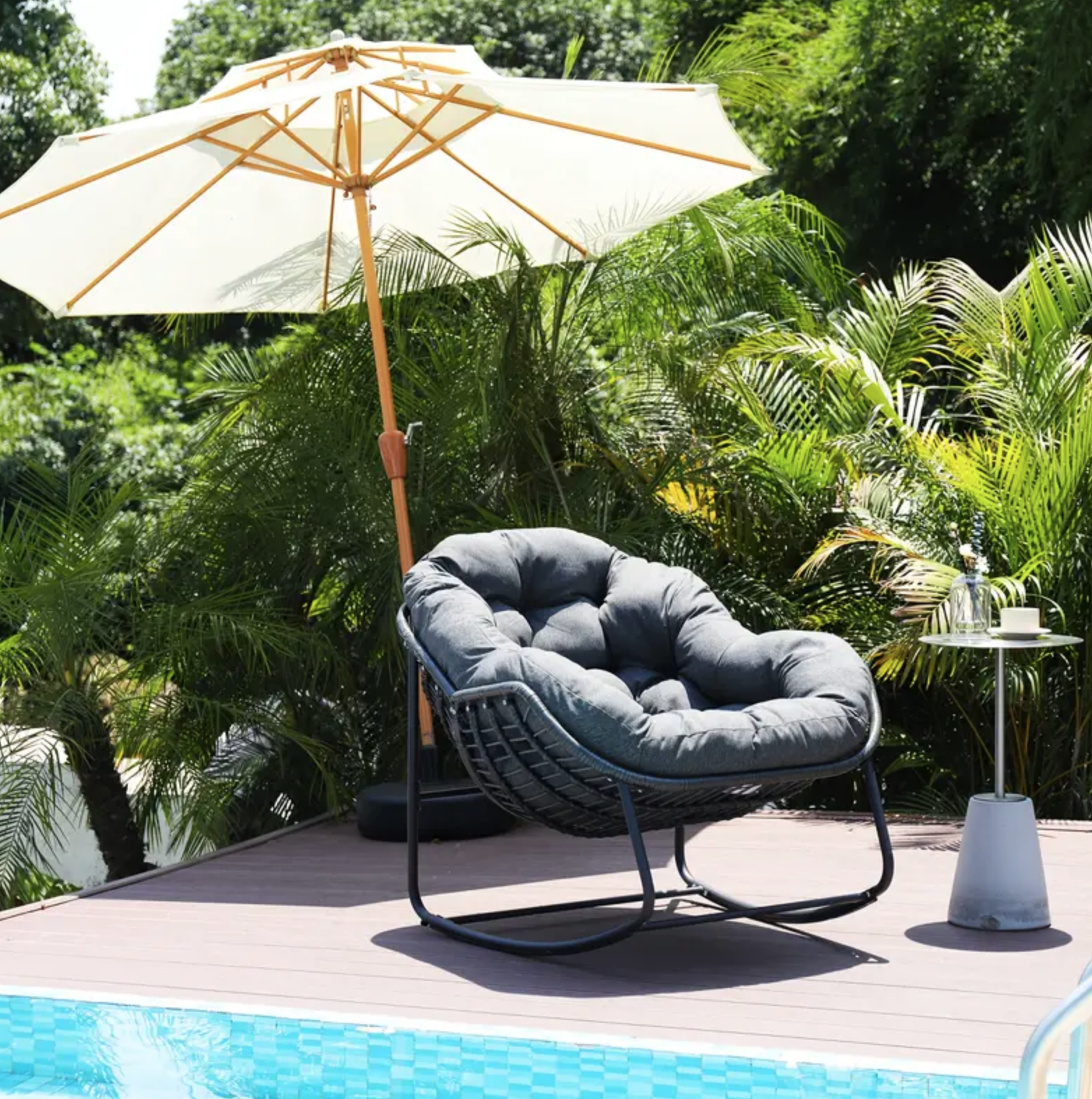 Comfy Wicker Egg Chairs Lounge